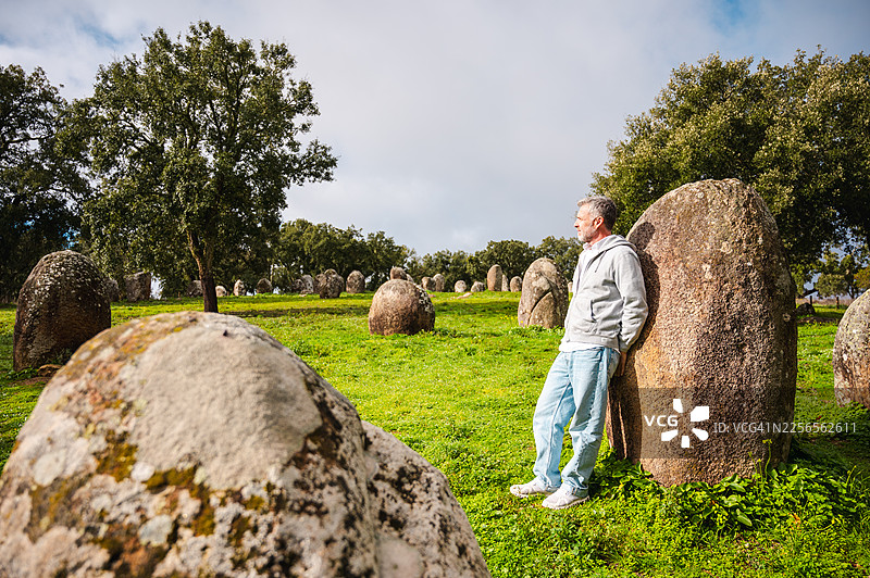 埃武拉区阿尔门德雷斯石圈的男子图片素材