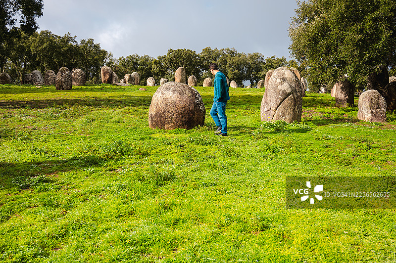 葡萄牙埃武拉区阿尔门德雷斯石圈的男子图片素材