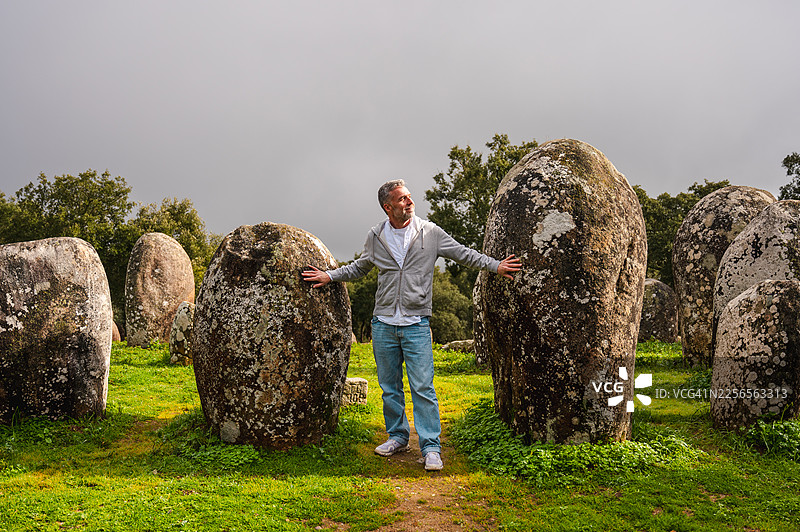 埃武拉区的阿尔门德雷什巨石阵中的男子图片素材