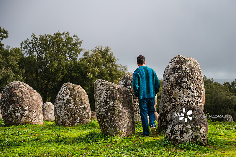 埃武拉区阿尔门德拉斯巨石阵的男人图片素材
