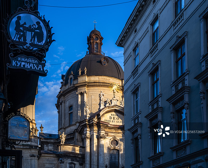 乌克兰利沃夫的巴洛克风格多米尼加教堂，在黄金时刻的景象图片素材