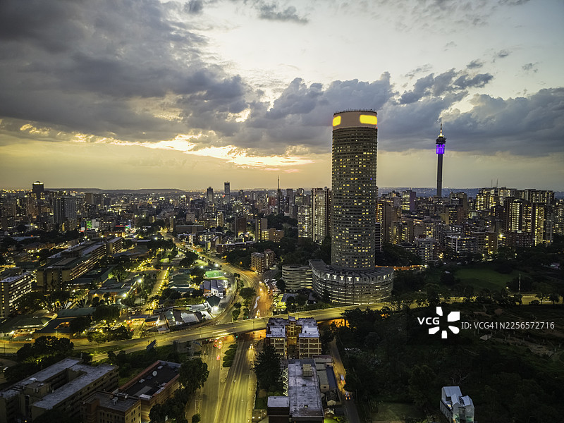 约翰内斯堡的夜景，远眺希尔布罗图片素材