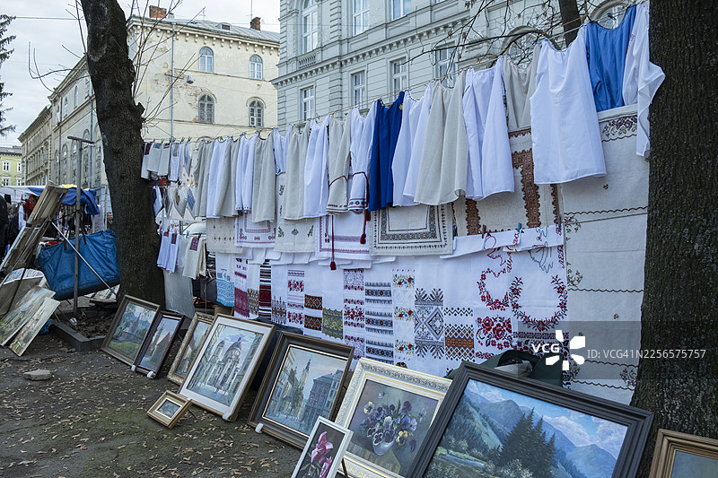 利沃夫街头市场售卖传统乌克兰刺绣衬衫和绘画图片素材