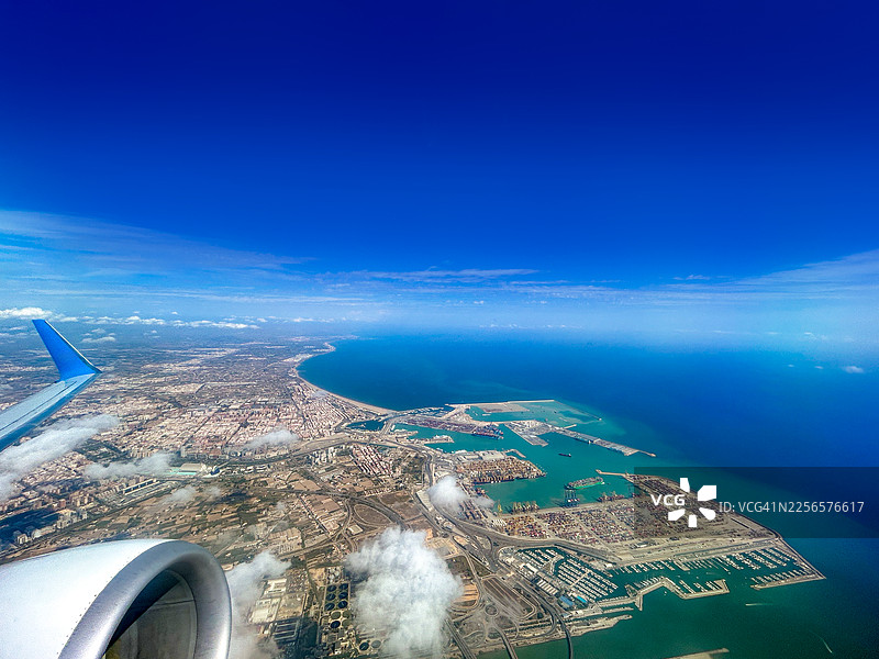 从飞机窗户俯瞰西班牙瓦伦西亚市中心的航拍景象图片素材