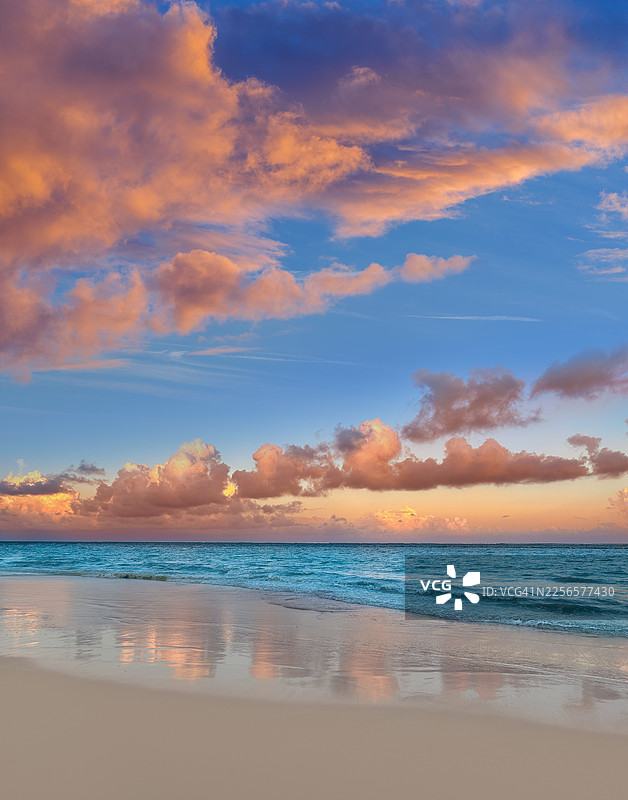 墨西哥加勒比海滩日落，粉色云彩和绿松石色的海水图片素材