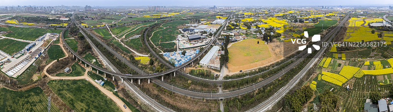 俯瞰田野间的火车和春天盛开的油菜花图片素材