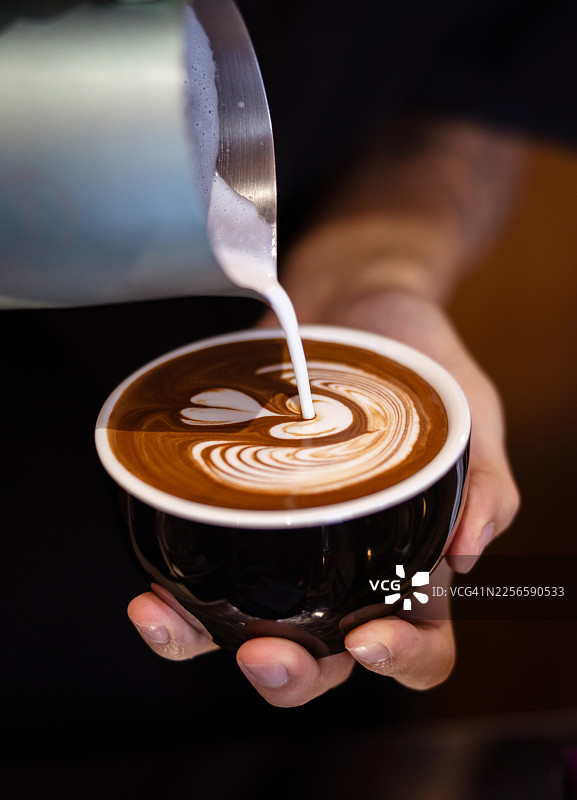 咖啡师在咖啡店制作巧克力摩卡。图片素材