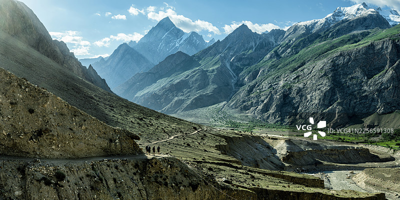 巴基斯坦喀喇昆仑山脉徒步小队图片素材