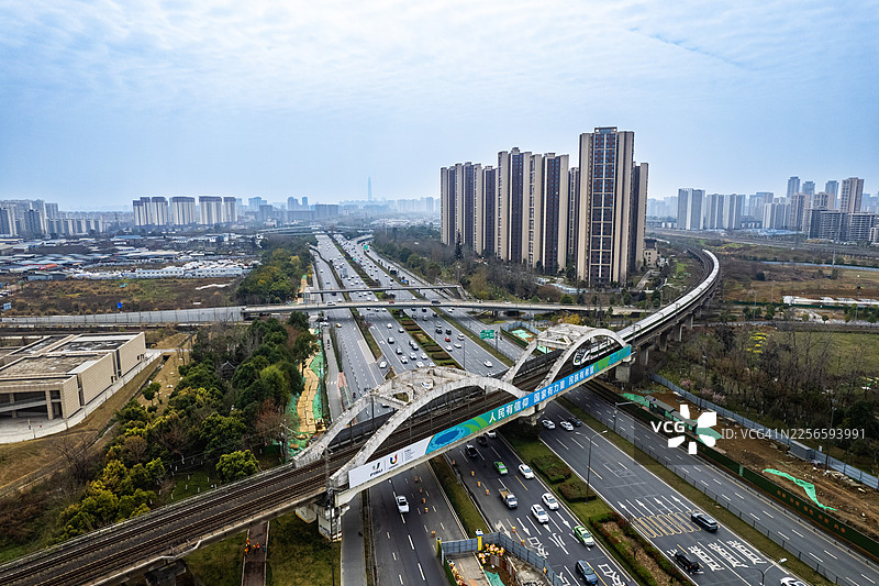 俯瞰成都高架桥上的列车穿梭于楼宇之间图片素材