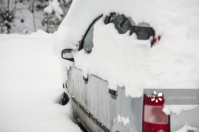 雪地里的汽车图片素材