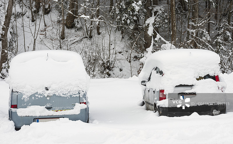 雪中被困的汽车图片素材