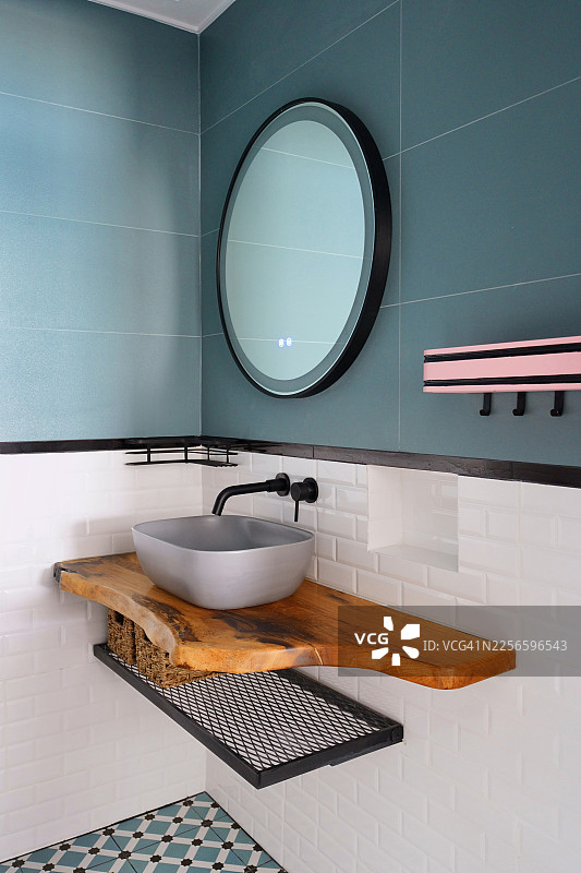 现代风格的浴室设计，采用青绿色和白色图片素材