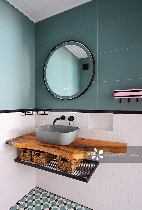 现代风格的浴室设计，采用青色和白色图片素材