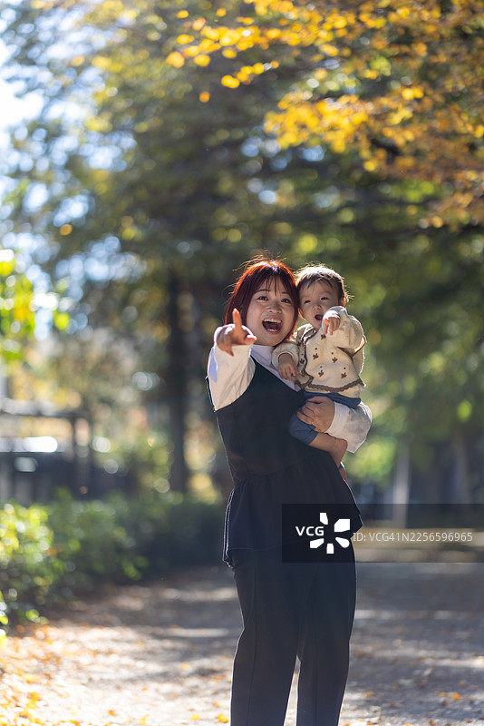 森林中站立的幸福一家人肖像图片素材