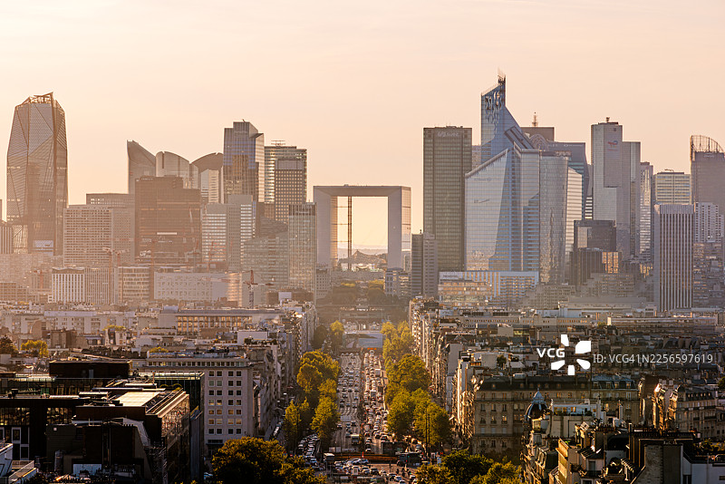 法国巴黎晴天下的拉德芳斯金融区摩天大楼天际线，航拍视角图片素材