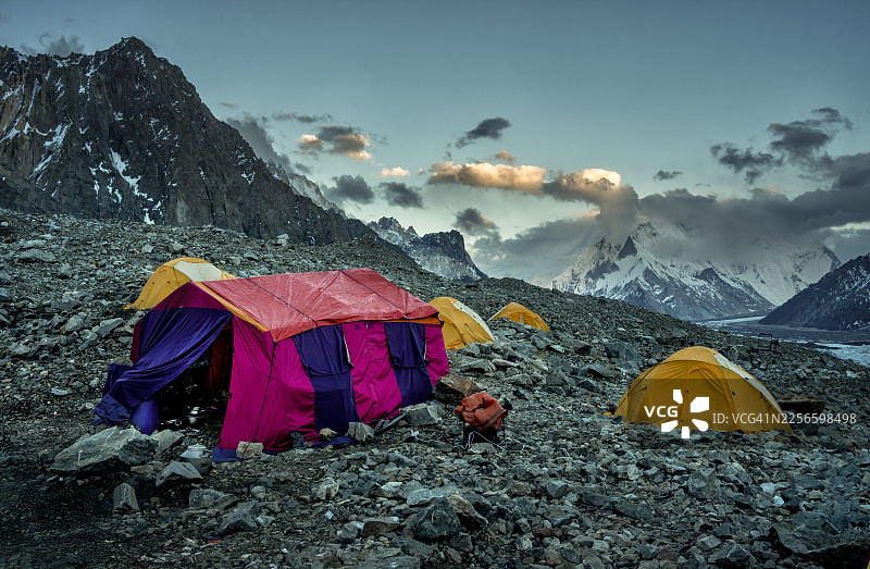 巴基斯坦喀喇昆仑山布洛阿特峰大本营的彩色帐篷图片素材