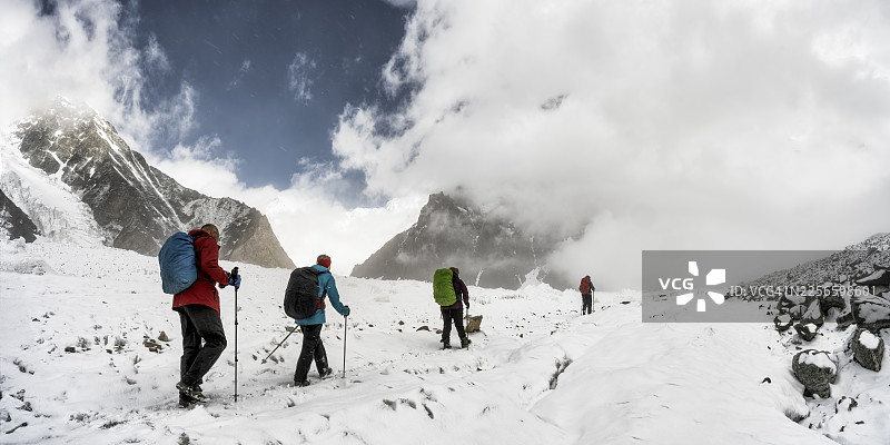 巴基斯坦喀喇昆仑山巴尔托罗冰川上的徒步团队图片素材