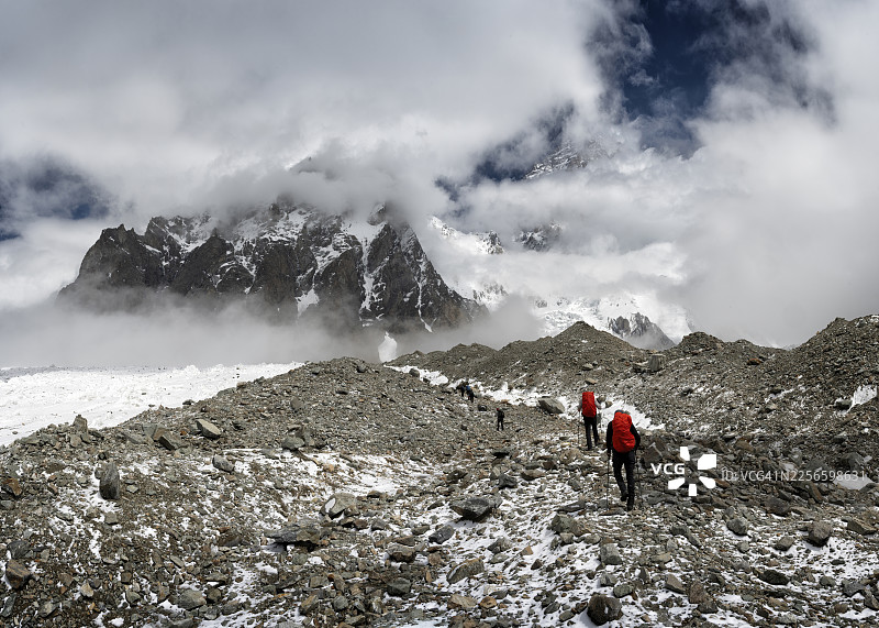 徒步穿越喀喇昆仑山脉的岩石小径，走向乔戈里峰，巴基斯坦图片素材