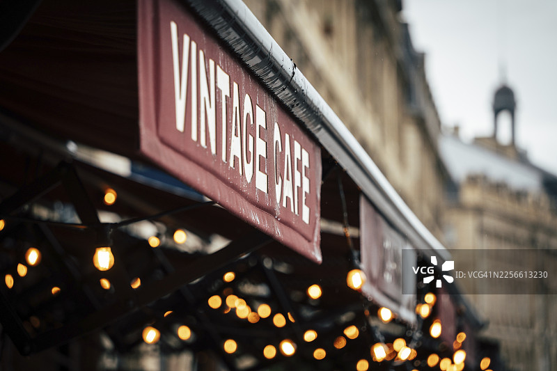 法国波尔多一家带有灯光和遮阳篷的复古咖啡馆招牌图片素材