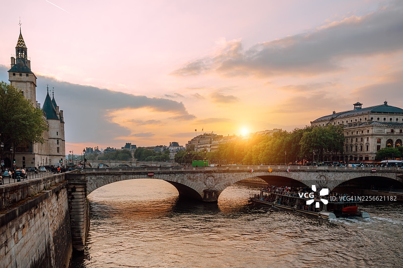 巴黎塞纳河与历史桥梁上的日落图片素材
