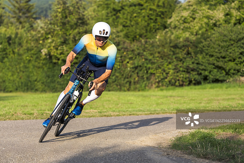金色时段，骑行者在德国莱姆斯塔尔山谷户外训练图片素材
