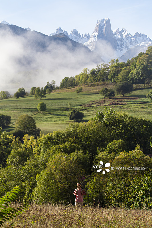 西班牙皮科斯·德·埃鲁罗帕的徒步旅行者，享受宁静的山景图片素材