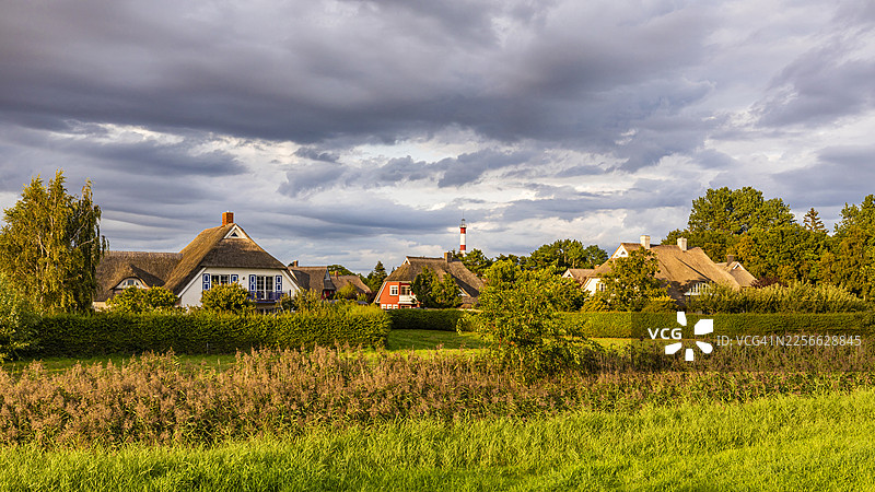 德国梅克伦堡-前波美拉尼亚州 Zingst 度假村的茅草屋图片素材