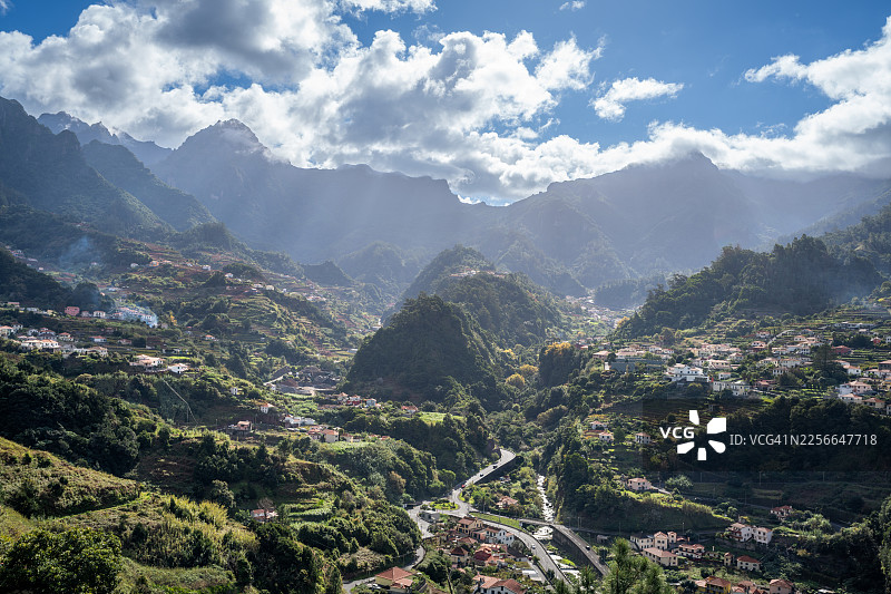 马德拉法蒂玛圣母小教堂俯瞰下方村庄的景色图片素材
