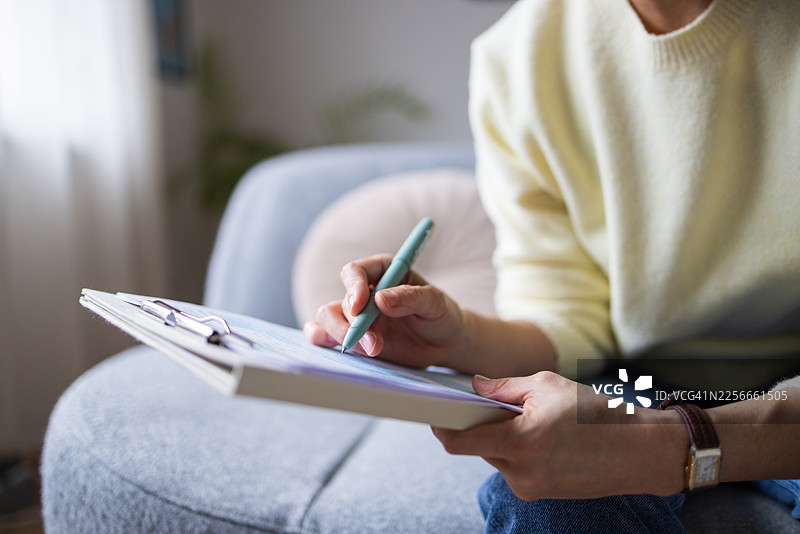 舒适的家中，在剪贴板上写字，配有钢笔图片素材