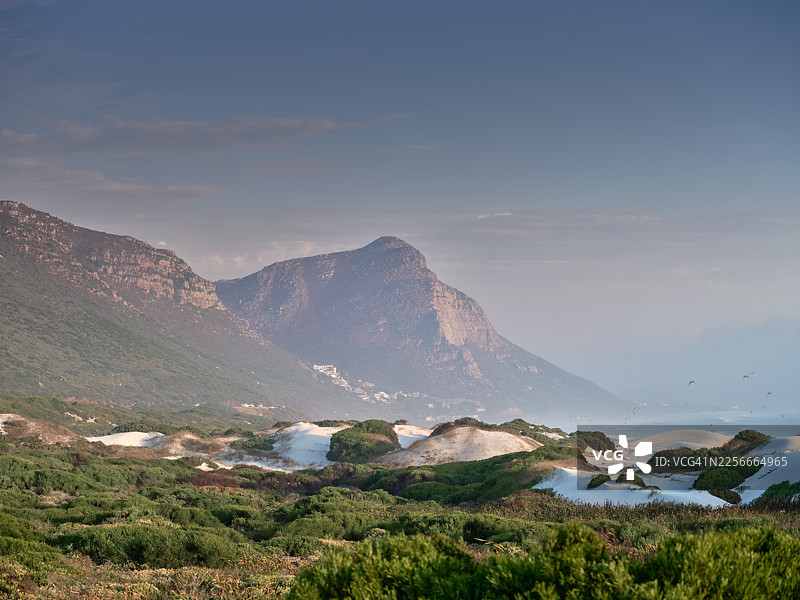 南非西部开普敦晴天下的山脉和沙丘美景，郁郁葱葱的植被图片素材