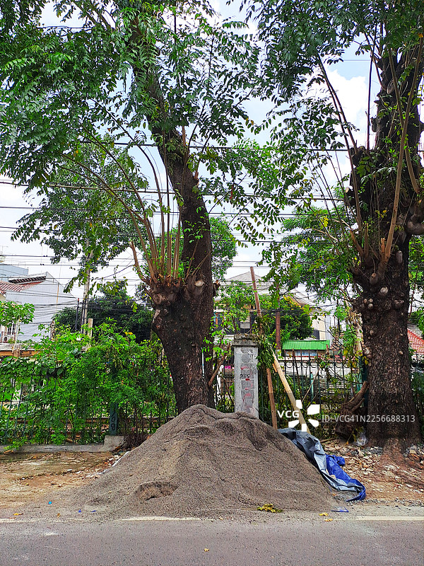 城市基础设施维护用的建筑材料和沙子图片素材