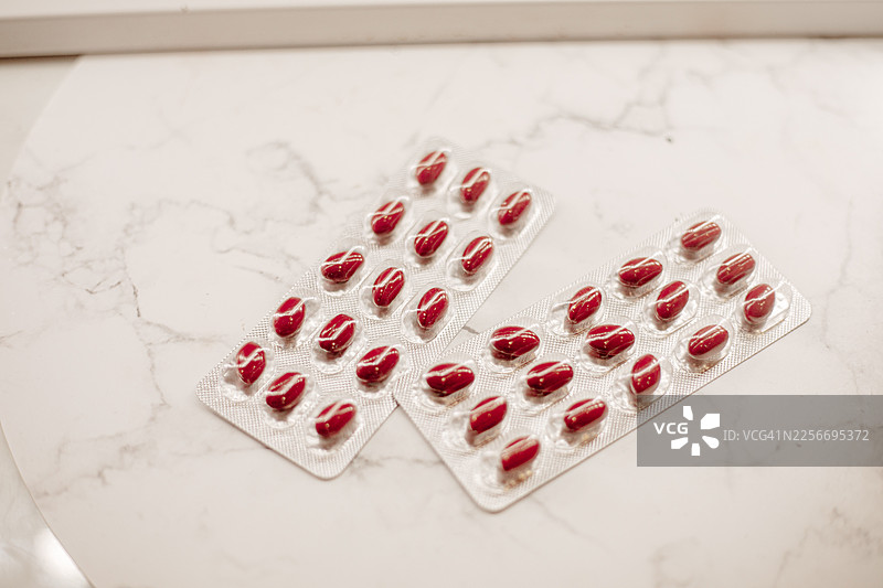 装有维生素补充剂的高品质搅拌机，用于头发健康，包括胶原蛋白粉、生物素胶囊和天然成分。图片素材