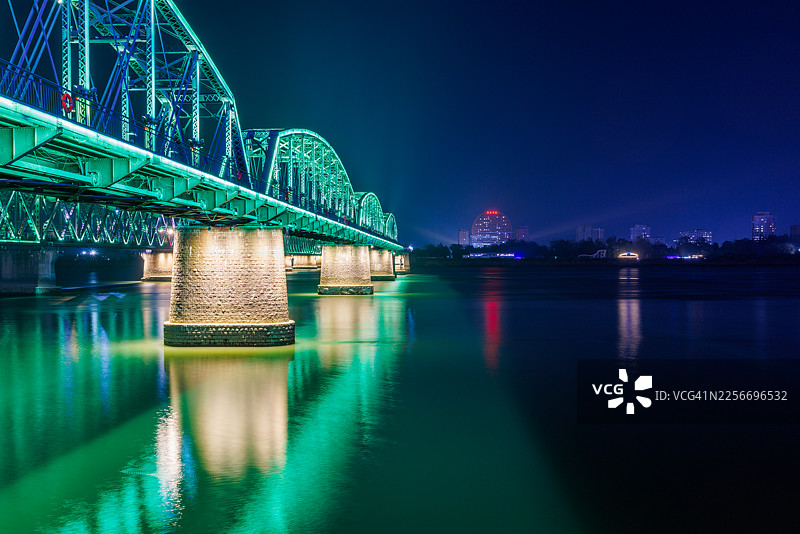 鸭绿江大桥夜景，对岸为新义州市。边境城市灯光，国际边界，对比鲜明的城市夜景。图片素材