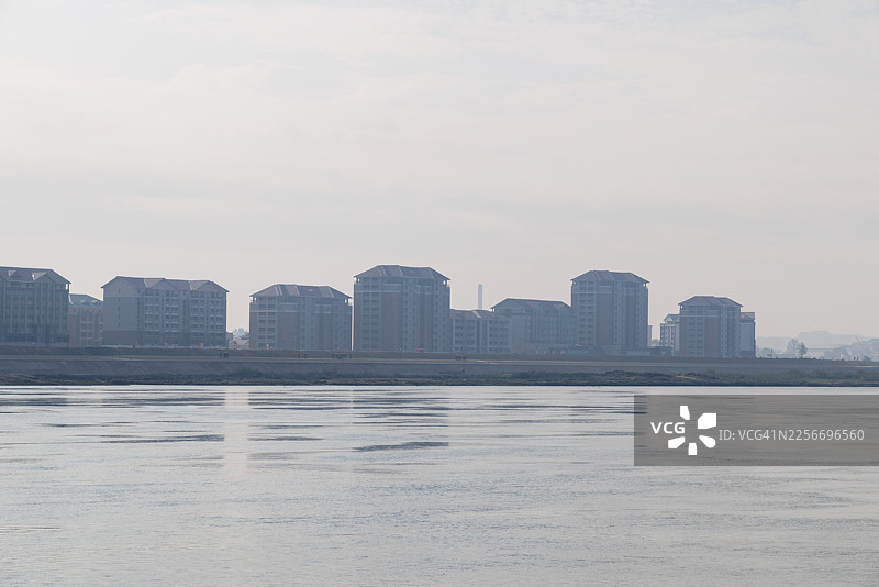 位于朝鲜新义州市的鸭绿江沿岸城市图片素材