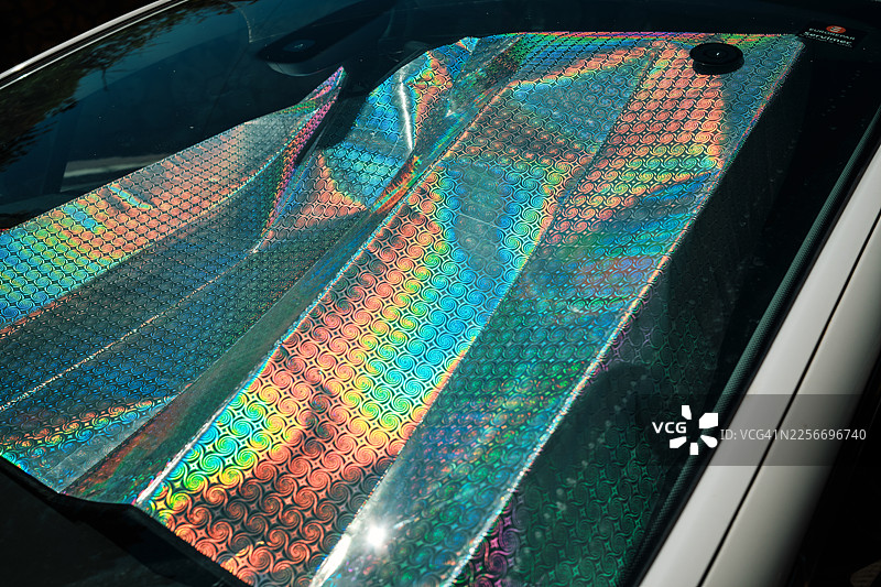 全息汽车遮阳挡反射出彩虹般的光芒图片素材