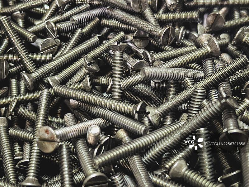 一堆带槽头的镀锌钢螺丝图片素材
