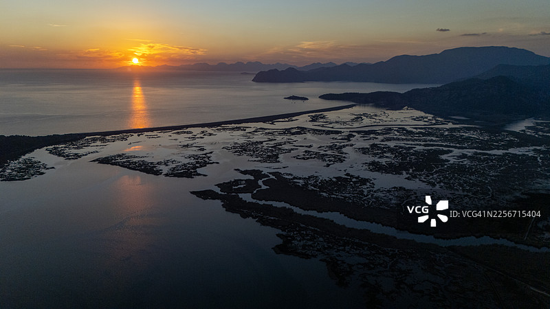 日落时分代亚林三角洲天然河道的航拍图图片素材