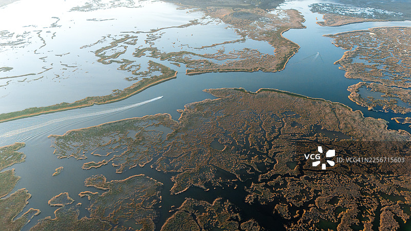 日落时分，代亚曼河三角洲天然河道的鸟瞰图图片素材