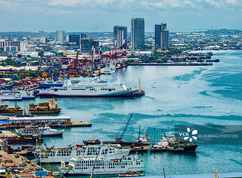 宿务市港口，有船只和城市天际线图片素材