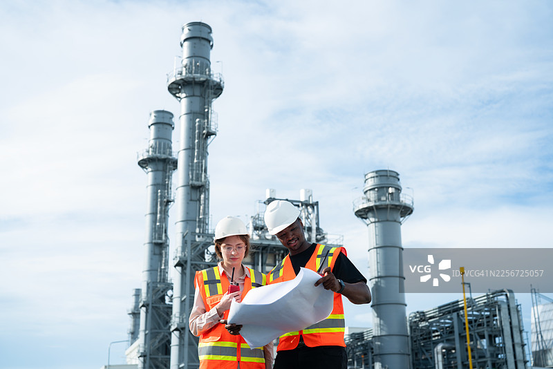 工程师在工业发电厂审阅图纸图片素材