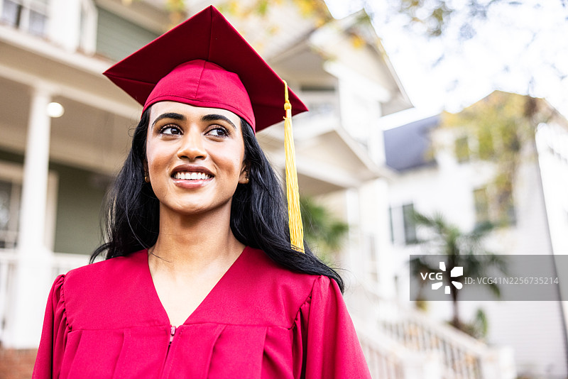 身穿大学毕业礼服的年轻女子肖像图片素材