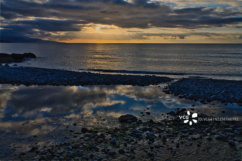 法国芒通的暮光与海浪图片素材
