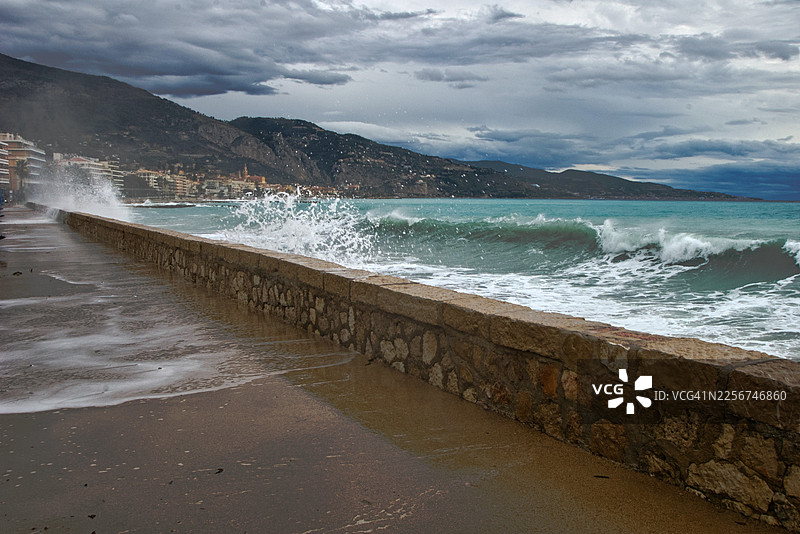 法国芒通的黄昏与海浪图片素材