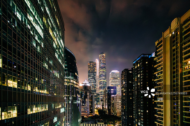 广州IFC大厦与夜晚的城市天际线图片素材