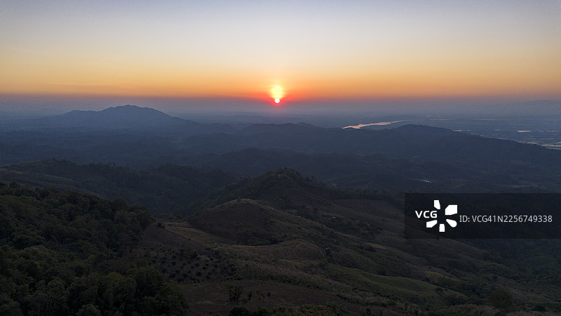 泰国北部清盛山脉上空的日落，天空色彩斑斓，层叠的山脊和逐渐消退的光线映照着这片地形。图片素材