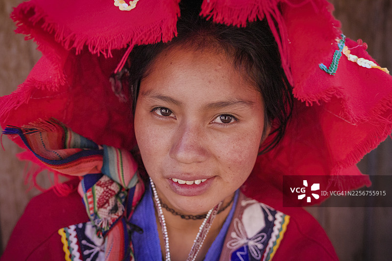 秘鲁女孩身着传统服饰肖像照，皮萨克，圣谷图片素材