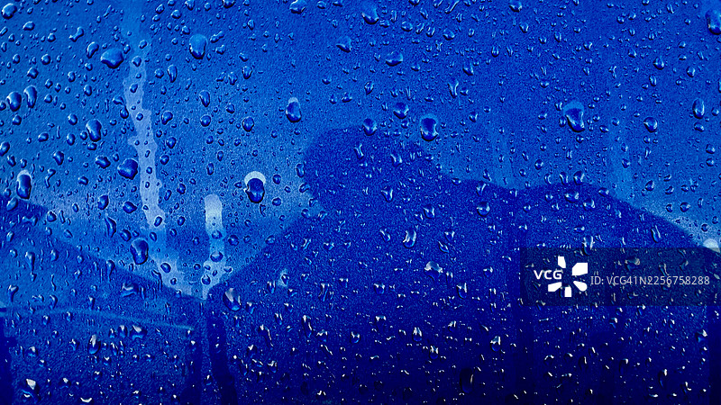 汽车上的水滴反射特写图片素材