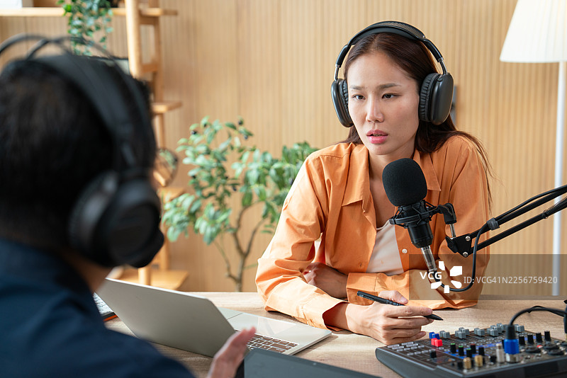 播客主持人与嘉宾倾听和讨论图片素材