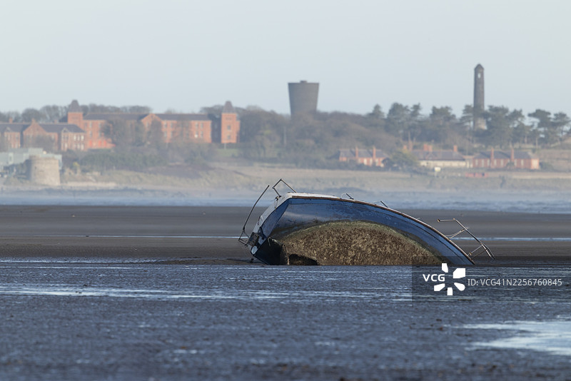 一艘搁浅在沙滩上的船图片素材