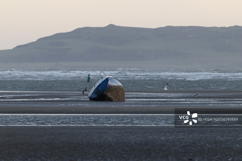 日出与戏剧性的天空图片素材